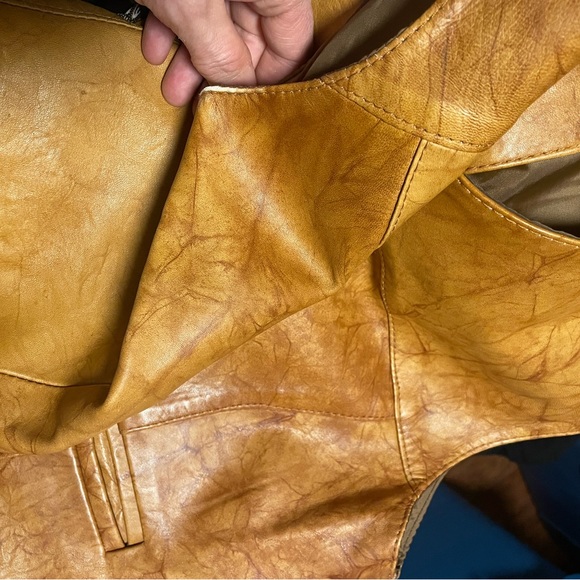 22” PTP Gorgeous vintage leather snap closure vest - Picture 6 of 7